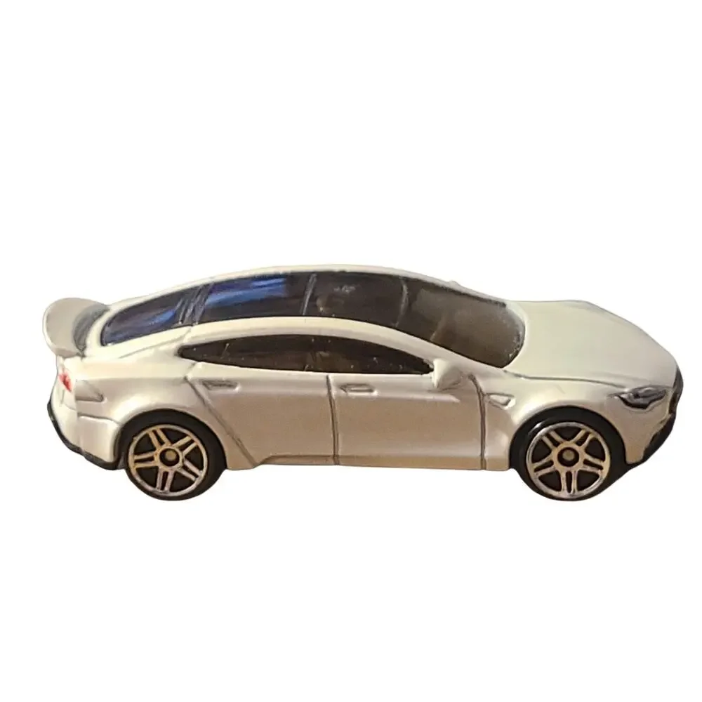 2013 13 Tesla Model S Collectible 1/64 Scale Diecast Diorama Model